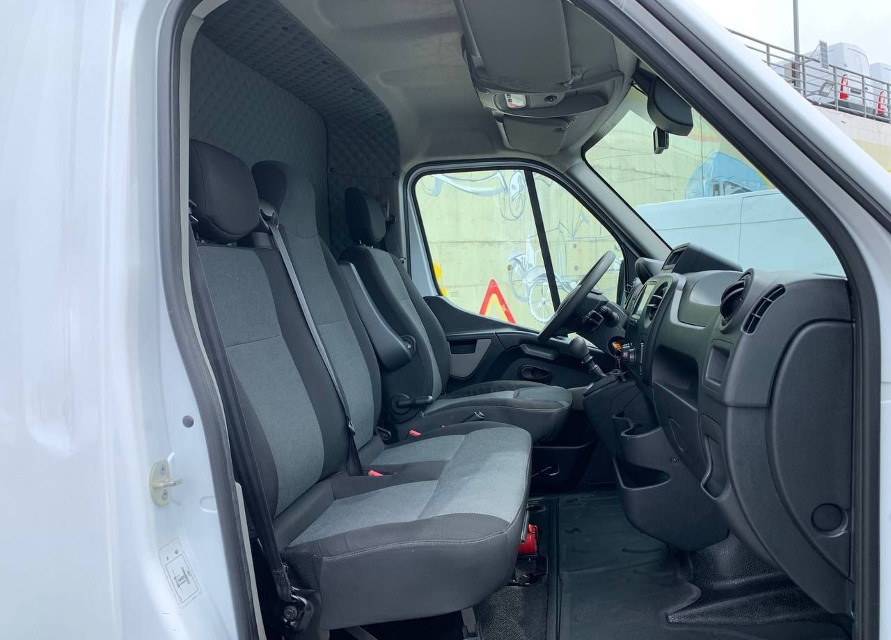 Фургон с закрытым кузовом Renault Master промтоварный, 2019: фото 27