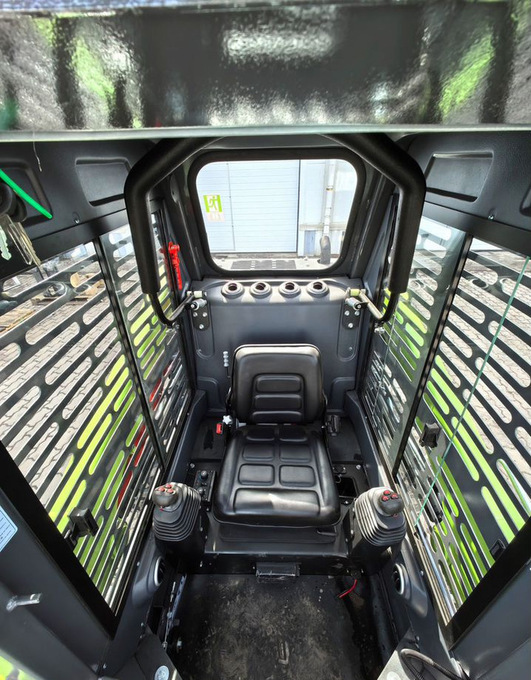 Новый Мини-погрузчик с бортовым поворотом Мини-погрузчик XFANG XF850, 2025: фото 9 Новый Мини-погрузчик с бортовым поворотом Мини-погрузчик XFANG XF850, 2025: фото 9