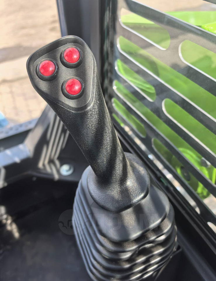 Новый Мини-погрузчик с бортовым поворотом XFANG XF850: фото 9