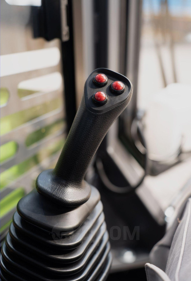 Новый Мини-погрузчик с бортовым поворотом XFANG XF850: фото 7