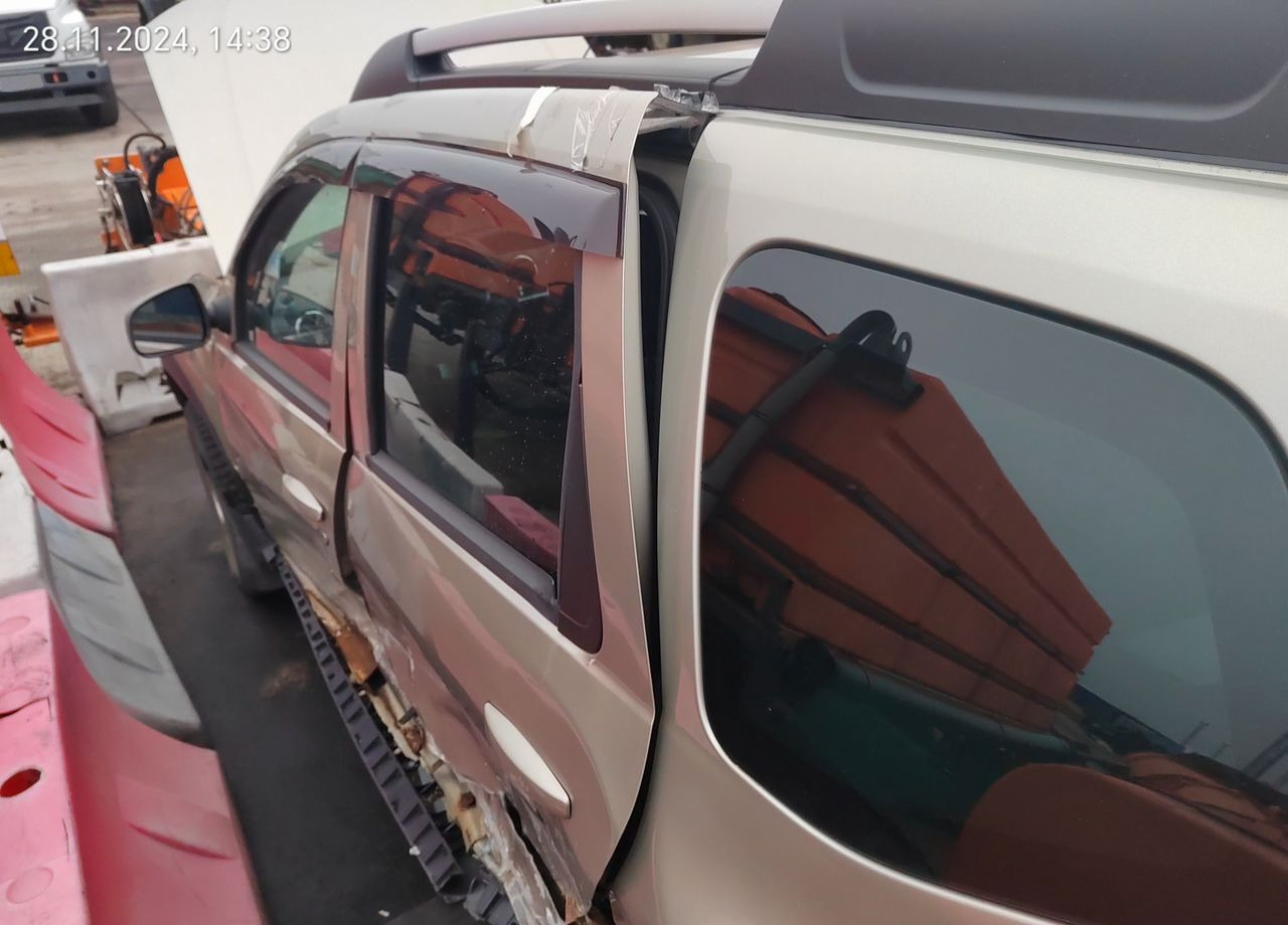 Легковой автомобиль Renault Duster 2.0 MT, 2013, битый, 247 304 км: фото 9