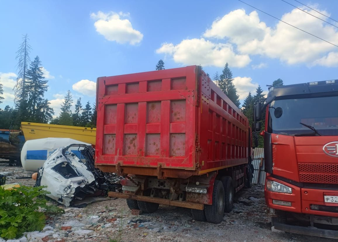 Самосвал IVECO-Hongyan 908 (8x4): фото 12 Самосвал IVECO-Hongyan 908 (8x4): фото 12