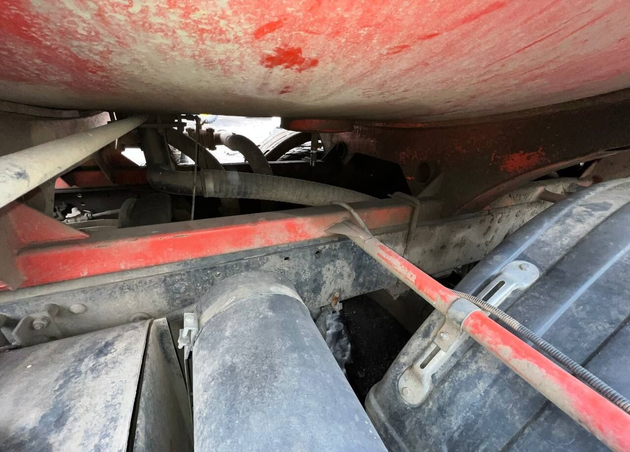 Грузовик с цистерной КАМАЗ 43118: фото 17