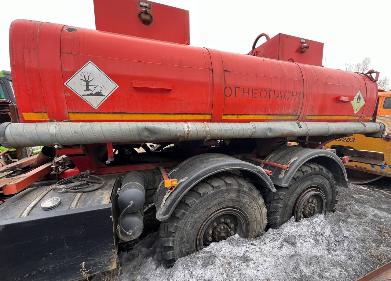 Грузовик с цистерной КАМАЗ 43118: фото 7