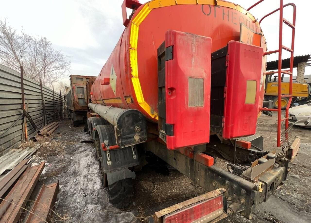 Грузовик с цистерной КАМАЗ 43118: фото 18