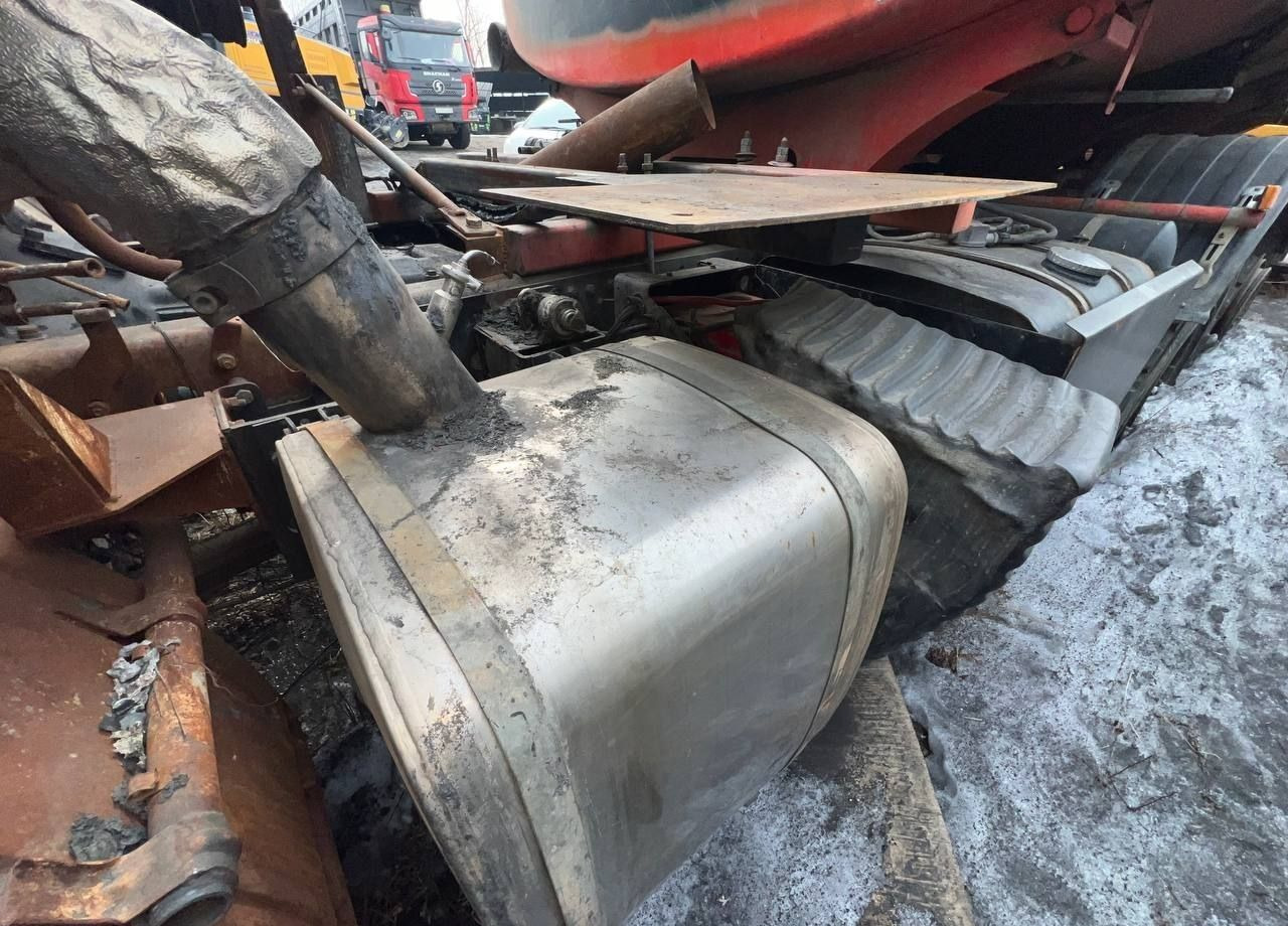 Грузовик с цистерной КАМАЗ 43118: фото 11