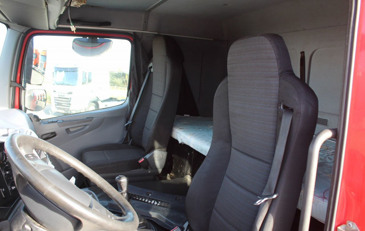 Тягач КАМАЗ 65806: фото 9