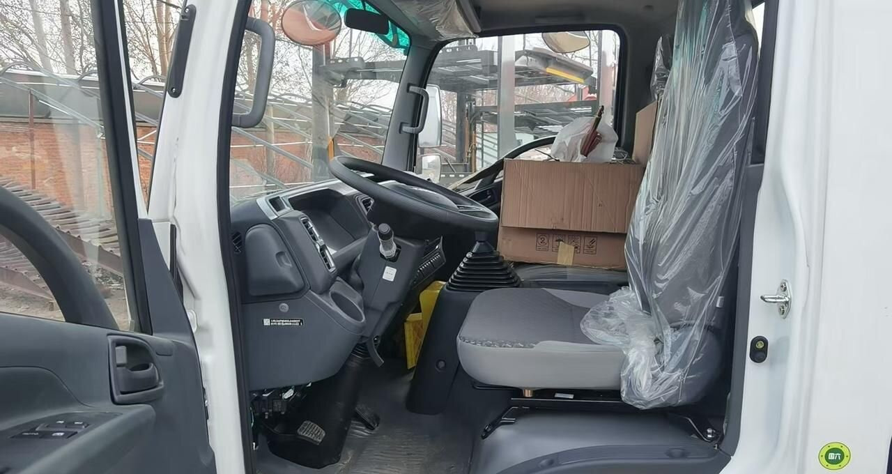 Isuzu Elf - Грузовик с подъемником: фото 4 Isuzu Elf - Грузовик с подъемником: фото 4