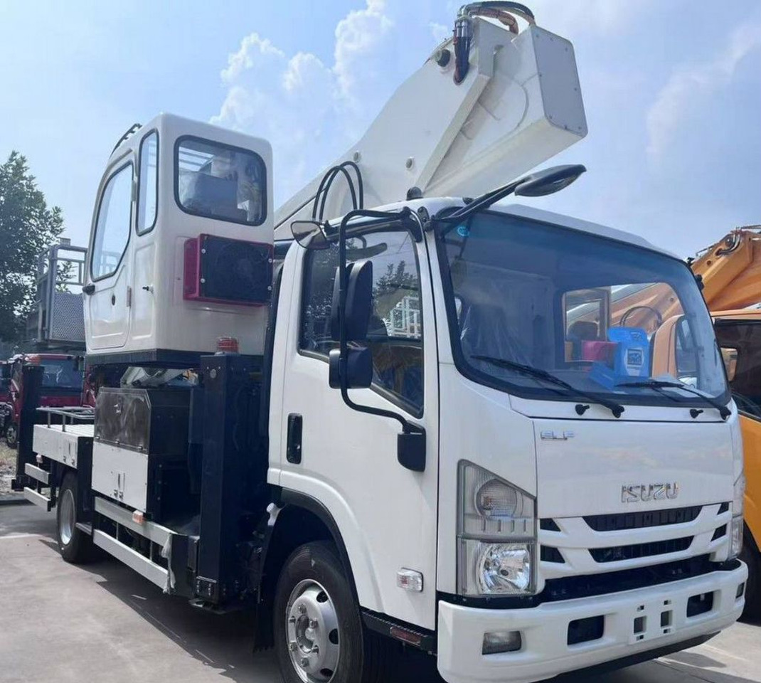 Isuzu Elf - Грузовик с подъемником: фото 1 Isuzu Elf - Грузовик с подъемником: фото 1
