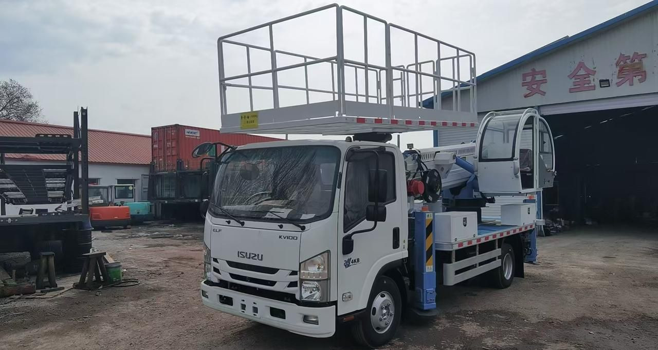Isuzu Elf - Грузовик с подъемником: фото 1 Isuzu Elf - Грузовик с подъемником: фото 1