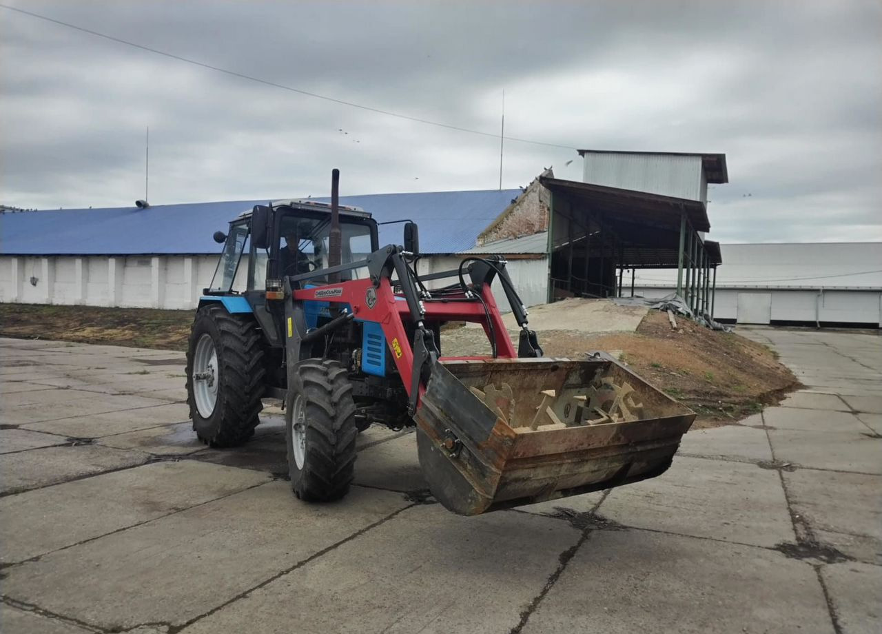 Фронтальный погрузчик ПФ-1.2 на МТЗ 1221 - Фронтальный погрузчик для трактора: фото 4 Фронтальный погрузчик ПФ-1.2 на МТЗ 1221 - Фронтальный погрузчик для трактора: фото 4