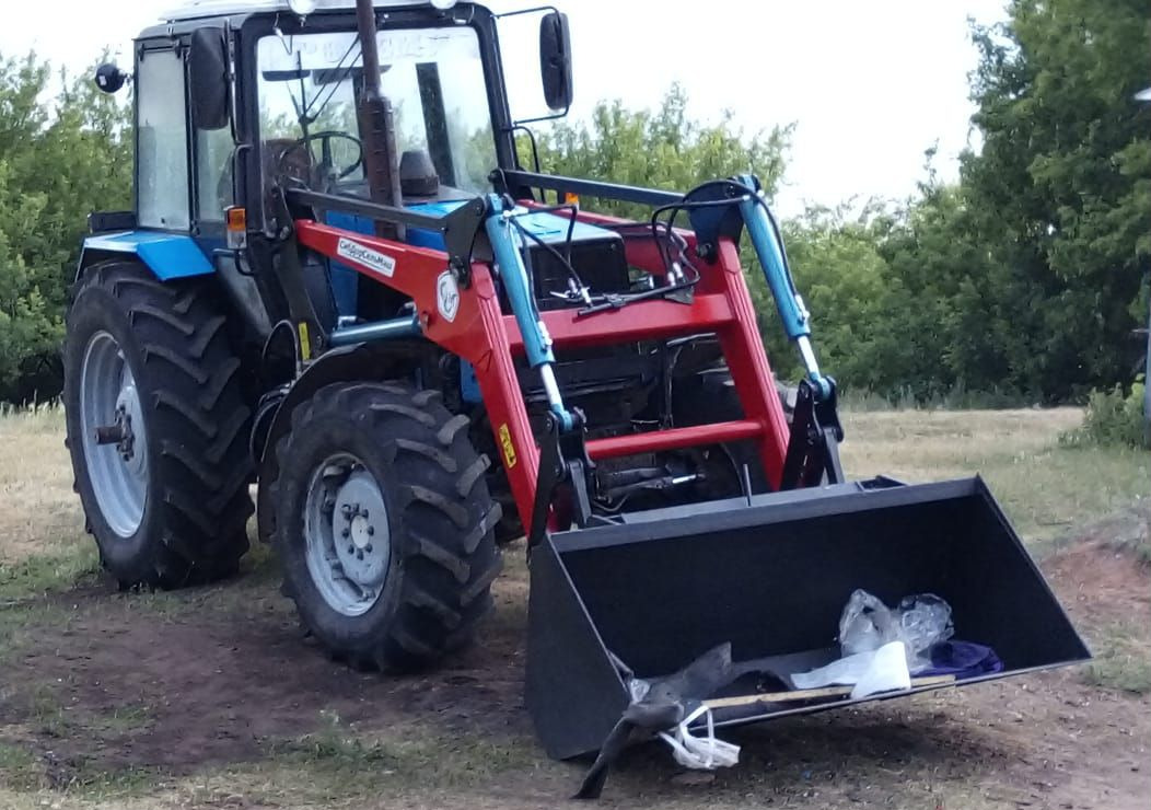 Фронтальный погрузчик ПФ-1.2 на МТЗ 1221 - Фронтальный погрузчик для трактора: фото 1 Фронтальный погрузчик ПФ-1.2 на МТЗ 1221 - Фронтальный погрузчик для трактора: фото 1