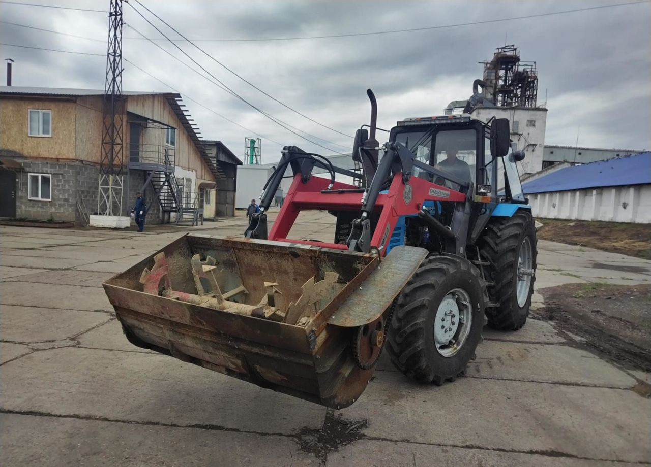 Фронтальный погрузчик ПФ-1.2 на МТЗ 1221 - Фронтальный погрузчик для трактора: фото 3 Фронтальный погрузчик ПФ-1.2 на МТЗ 1221 - Фронтальный погрузчик для трактора: фото 3