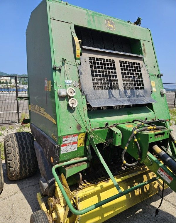 Пресс-подборщик John Deere 582 MaxiCut б/у - Пресс-подборщик рулонный: фото 1 Пресс-подборщик John Deere 582 MaxiCut б/у - Пресс-подборщик рулонный: фото 1