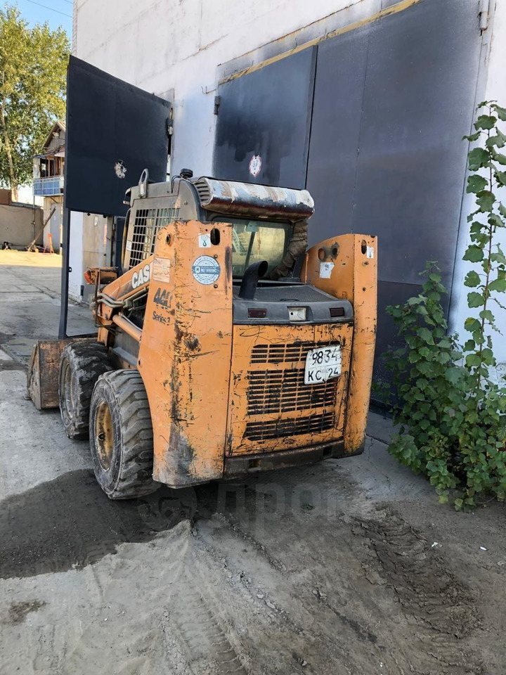 Case 440 - Мини-погрузчик с бортовым поворотом: фото 2 Case 440 - Мини-погрузчик с бортовым поворотом: фото 2