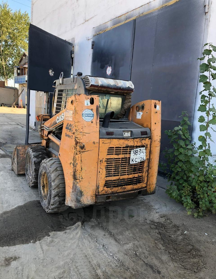 Case 440 - Мини-погрузчик с бортовым поворотом: фото 2 Case 440 - Мини-погрузчик с бортовым поворотом: фото 2