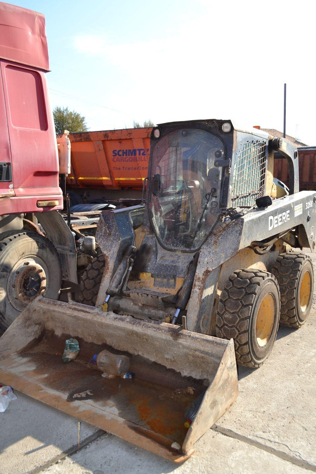 John Deere 318D - Мини-погрузчик с бортовым поворотом: фото 1 John Deere 318D - Мини-погрузчик с бортовым поворотом: фото 1