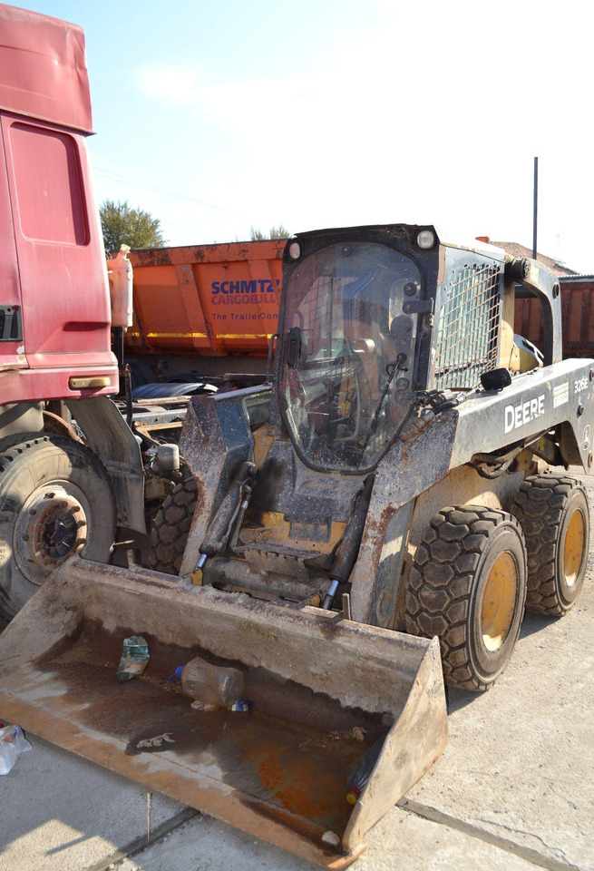 John Deere 318D - Мини-погрузчик с бортовым поворотом: фото 1 John Deere 318D - Мини-погрузчик с бортовым поворотом: фото 1