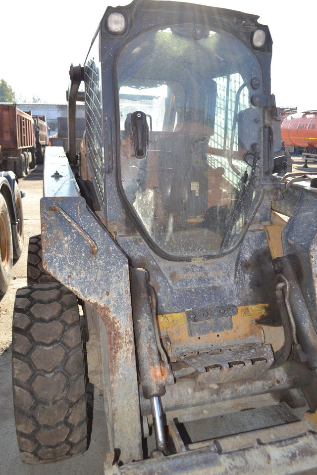 John Deere 326D - Мини-погрузчик с бортовым поворотом: фото 3 John Deere 326D - Мини-погрузчик с бортовым поворотом: фото 3