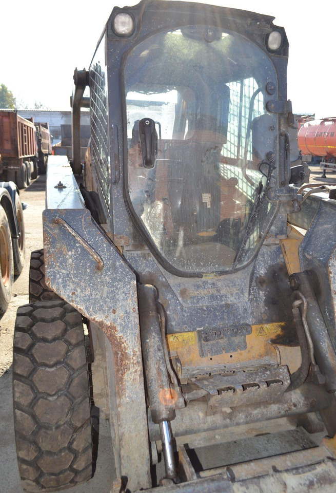 John Deere 326D - Мини-погрузчик (с бортовым поворотом): фото 3 John Deere 326D - Мини-погрузчик (с бортовым поворотом): фото 3