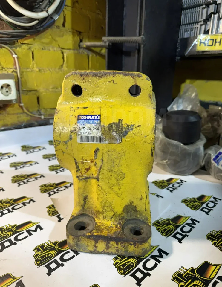 Новый Опорный каток 17M-30-25410 Опора поддерживающего катка (суппорт) Komatsu D275A-2: фото 7 Новый Опорный каток 17M-30-25410 Опора поддерживающего катка (суппорт) Komatsu D275A-2: фото 7