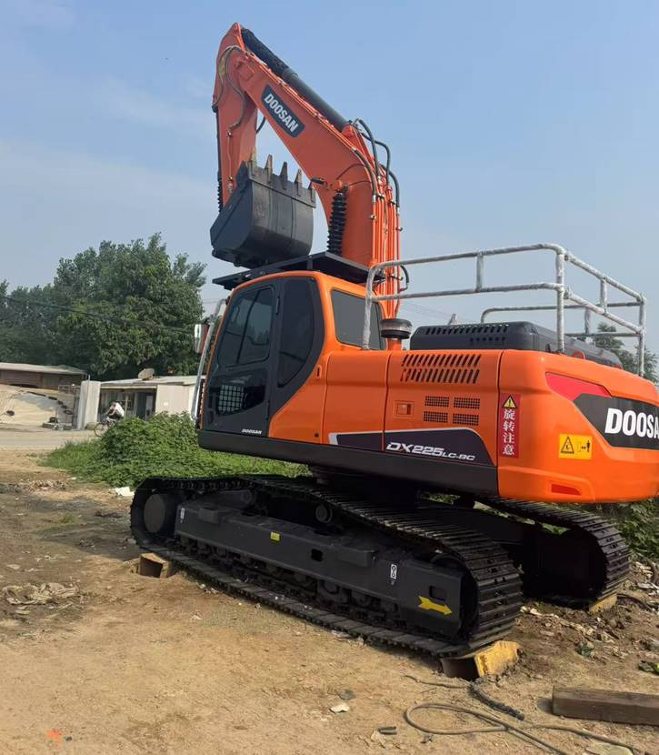 Гусеничный экскаватор Doosan DX225 - Гусеничный экскаватор: фото 1 Гусеничный экскаватор Doosan DX225 - Гусеничный экскаватор: фото 1
