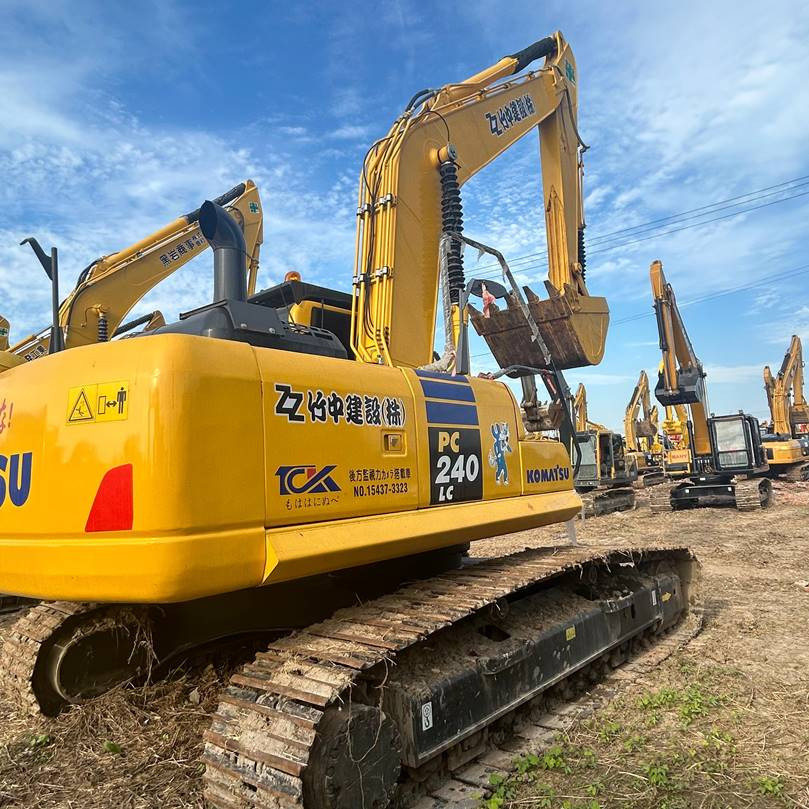 Гусеничный экскаватор Komatsu PC240 - Гусеничный экскаватор: фото 1 Гусеничный экскаватор Komatsu PC240 - Гусеничный экскаватор: фото 1