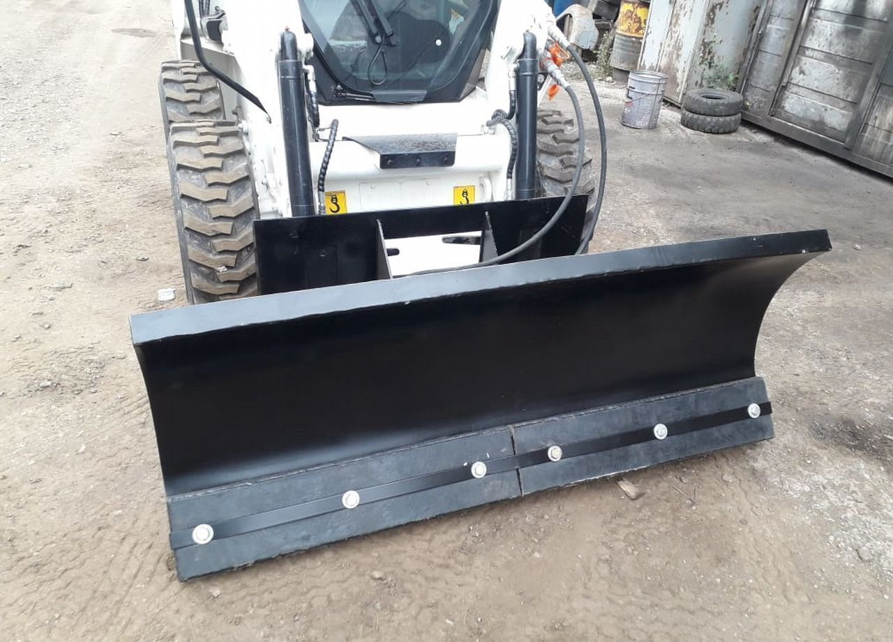 Отвал поворотный на мини-погрузчик - Отвал для Мини-погрузчиков с бортовым поворотом: фото 4 Отвал поворотный на мини-погрузчик - Отвал для Мини-погрузчиков с бортовым поворотом: фото 4