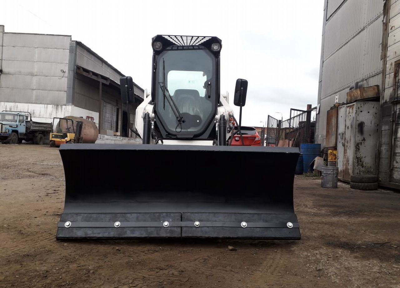 Отвал поворотный на мини-погрузчик - Отвал для Мини-погрузчиков с бортовым поворотом: фото 2 Отвал поворотный на мини-погрузчик - Отвал для Мини-погрузчиков с бортовым поворотом: фото 2