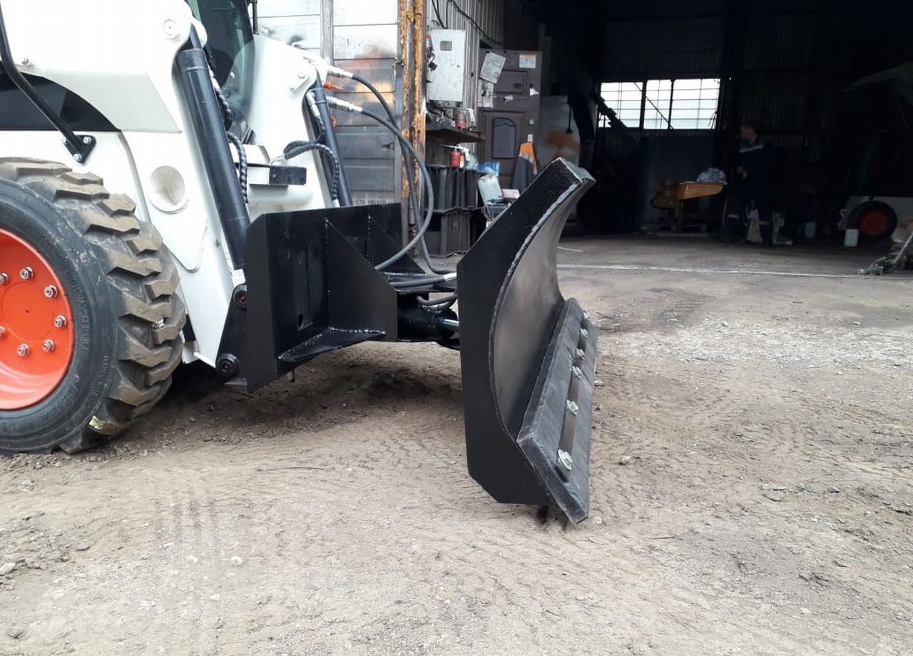 Отвал поворотный на мини-погрузчик - Отвал для Мини-погрузчиков с бортовым поворотом: фото 3 Отвал поворотный на мини-погрузчик - Отвал для Мини-погрузчиков с бортовым поворотом: фото 3