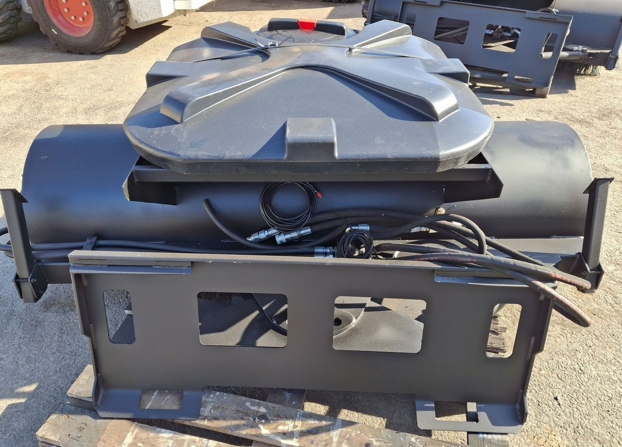 Щетка дорожная с системой полива и гидроповоротом - Щетка: фото 4 Щетка дорожная с системой полива и гидроповоротом - Щетка: фото 4