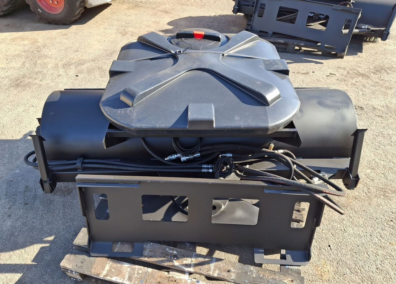 Щетка дорожная с системой полива и гидроповоротом - Щетка: фото 5 Щетка дорожная с системой полива и гидроповоротом - Щетка: фото 5