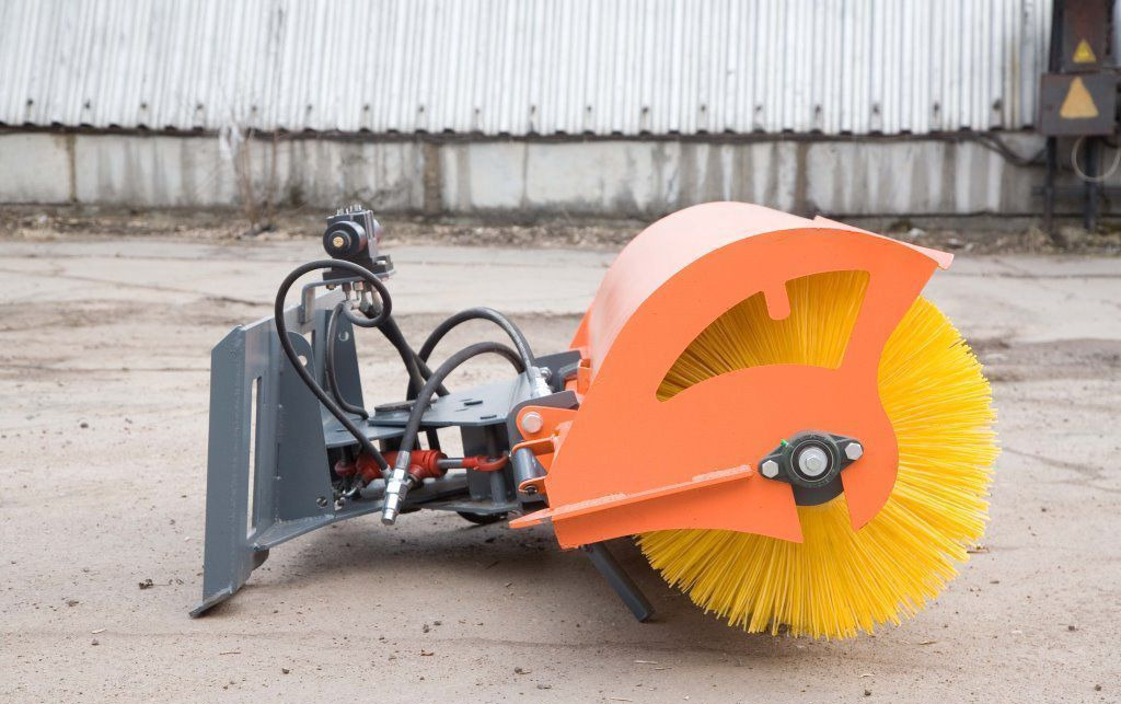 Щётка дорожная подметальная на мини погрузчик - Щетка для Мини-погрузчиков с бортовым поворотом: фото 2 Щётка дорожная подметальная на мини погрузчик - Щетка для Мини-погрузчиков с бортовым поворотом: фото 2