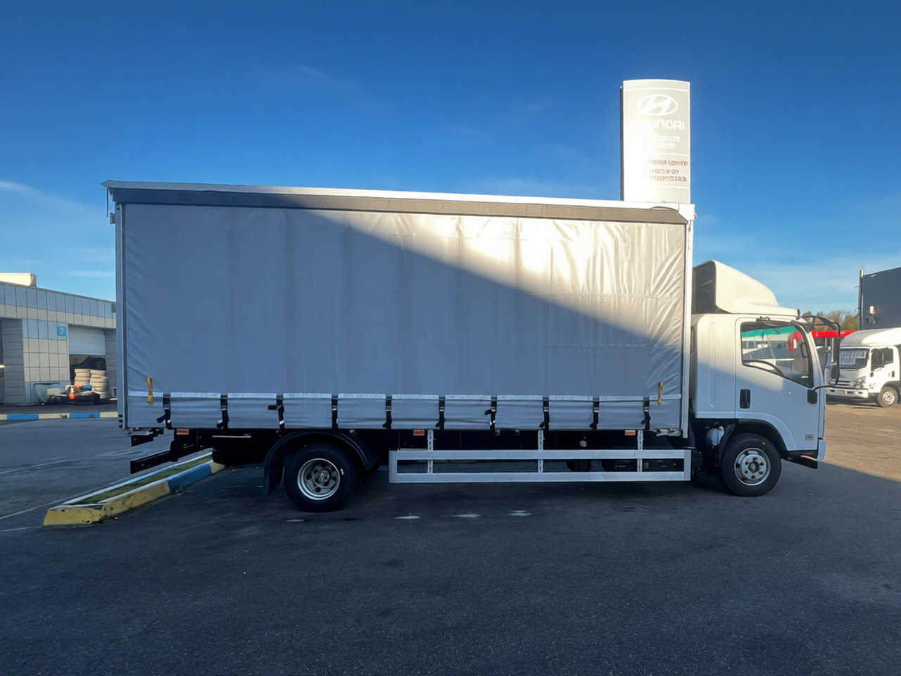 Isuzu Elf - Тентованный грузовик: фото 2 Isuzu Elf - Тентованный грузовик: фото 2