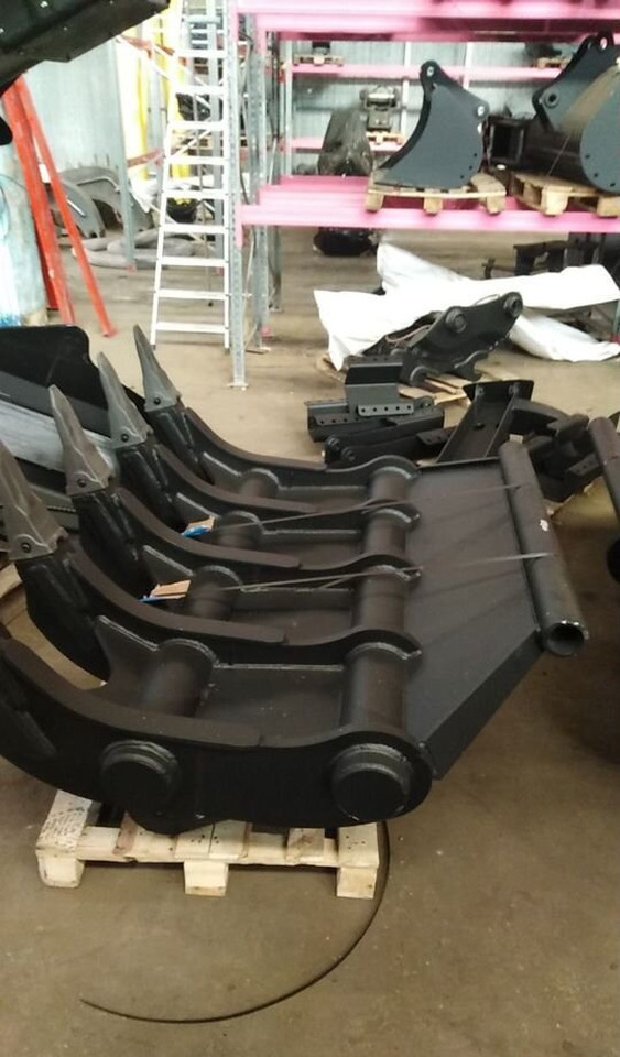 Корчеватель на фронтальный погрузчик - Рыхлитель: фото 2 Корчеватель на фронтальный погрузчик - Рыхлитель: фото 2