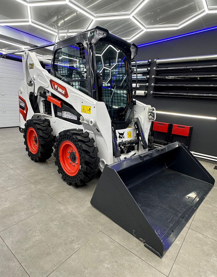Bobcat 530 - Мини-погрузчик с бортовым поворотом: фото 1 Bobcat 530 - Мини-погрузчик с бортовым поворотом: фото 1