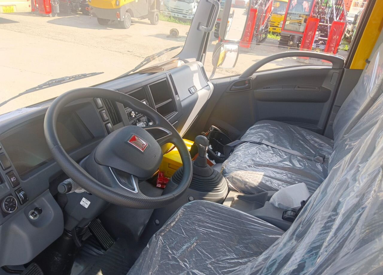 Isuzu Elf - Грузовик с подъемником: фото 4 Isuzu Elf - Грузовик с подъемником: фото 4