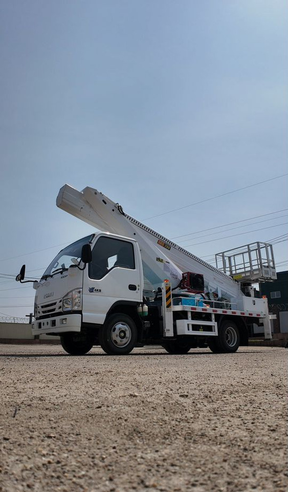Isuzu Elf - Грузовик с подъемником: фото 1 Isuzu Elf - Грузовик с подъемником: фото 1