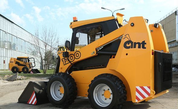 ANT 1200 - Мини-погрузчик с бортовым поворотом: фото 1 ANT 1200 - Мини-погрузчик с бортовым поворотом: фото 1