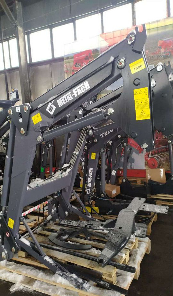 Metal-Fach T-229 1600L - Фронтальный погрузчик для трактора: фото 2 Metal-Fach T-229 1600L - Фронтальный погрузчик для трактора: фото 2