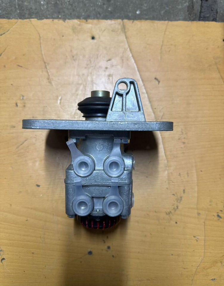 БелОМО Кран зил,камаз,маз тормозной 2-х секц.подпедальный - Тормозной клапан для Грузовиков: фото 1 БелОМО Кран зил,камаз,маз тормозной 2-х секц.подпедальный - Тормозной клапан для Грузовиков: фото 1