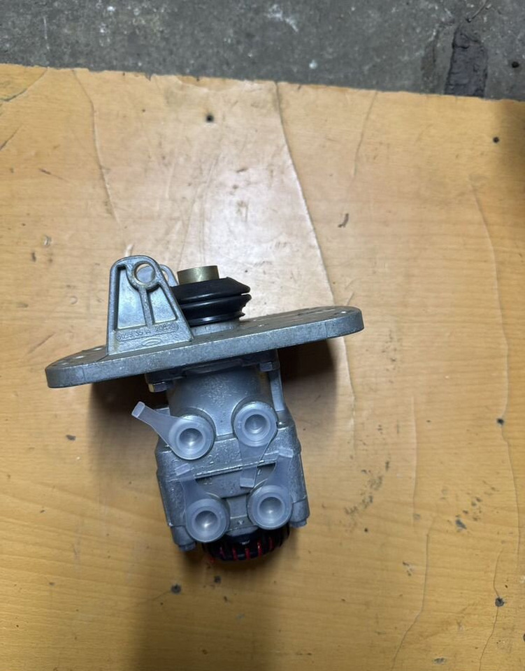 БелОМО Кран зил,камаз,маз тормозной 2-х секц.подпедальный - Тормозной клапан для Грузовиков: фото 3 БелОМО Кран зил,камаз,маз тормозной 2-х секц.подпедальный - Тормозной клапан для Грузовиков: фото 3