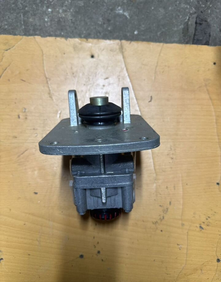 БелОМО Кран зил,камаз,маз тормозной 2-х секц.подпедальный - Тормозной клапан для Грузовиков: фото 2 БелОМО Кран зил,камаз,маз тормозной 2-х секц.подпедальный - Тормозной клапан для Грузовиков: фото 2