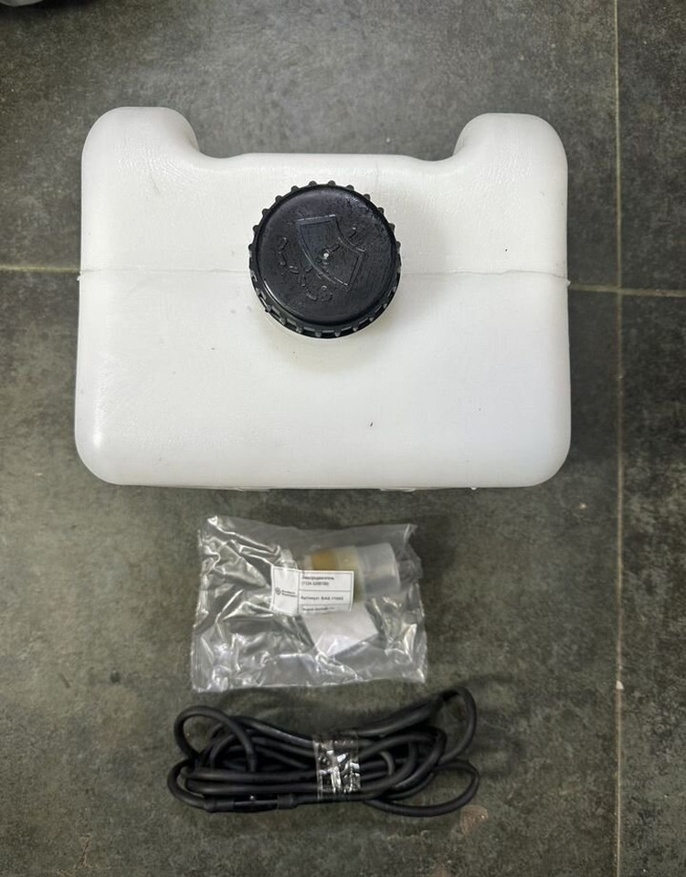 KAMAZ Бачок омывателя 5,4 л. в сборе с насосом+трубки - Кузов и экстерьер для Грузовиков: фото 2 KAMAZ Бачок омывателя 5,4 л. в сборе с насосом+трубки - Кузов и экстерьер для Грузовиков: фото 2