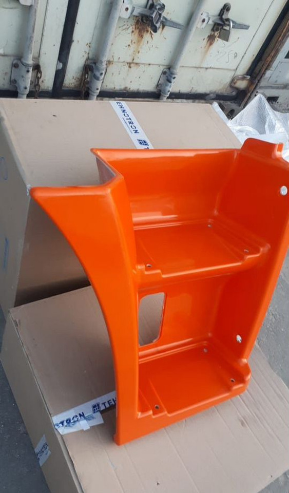 KAMAZ Щиток камаз-6520 подножки правый (оранжевый) - Боковая подножка для Грузовиков: фото 1 KAMAZ Щиток камаз-6520 подножки правый (оранжевый) - Боковая подножка для Грузовиков: фото 1