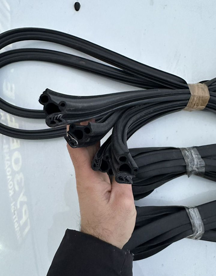 KAMAZ Уплотнитель двери+ проёма кабина камаз к-т (4шт.) - Дверь и запчасти для Грузовиков: фото 3 KAMAZ Уплотнитель двери+ проёма кабина камаз к-т (4шт.) - Дверь и запчасти для Грузовиков: фото 3