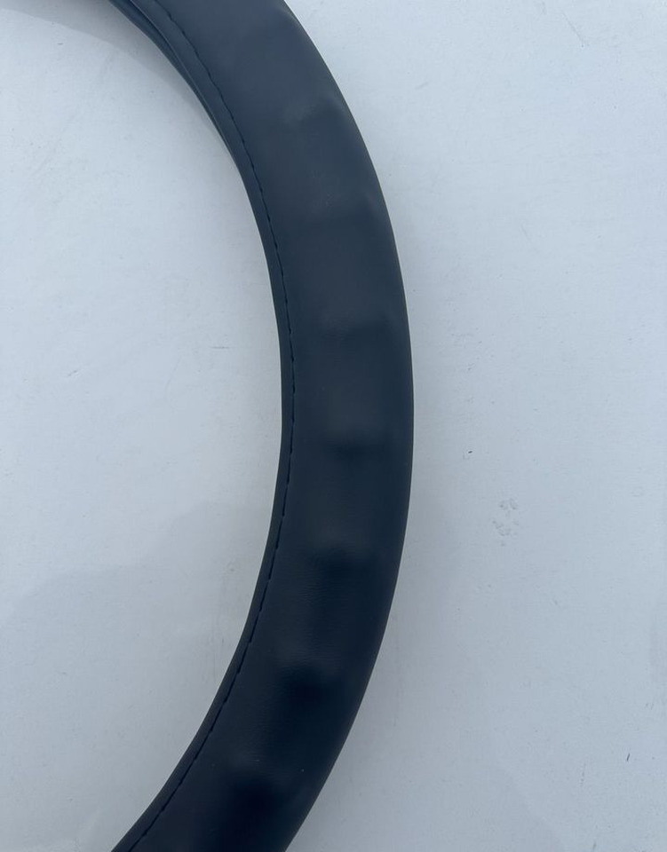 Оплетка на руль анатомия / 44-46cm / черная - Рулевое колесо для Грузовиков: фото 2 Оплетка на руль анатомия / 44-46cm / черная - Рулевое колесо для Грузовиков: фото 2