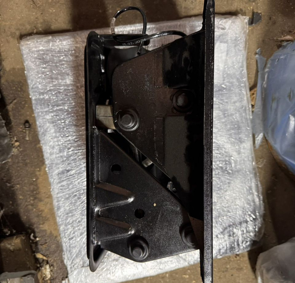 Подставка маз под сиденье водителя (без сиденья) - Сиденье для Грузовиков: фото 4 Подставка маз под сиденье водителя (без сиденья) - Сиденье для Грузовиков: фото 4