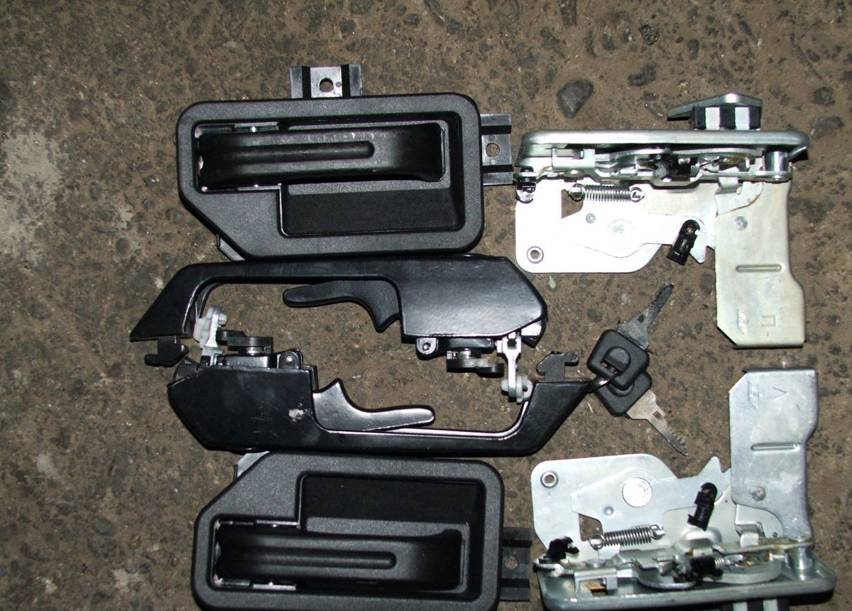 СпецМаш Ручка + замок двери маз комплект (с ключом) - Дверь и запчасти для Грузовиков: фото 1 СпецМаш Ручка + замок двери маз комплект (с ключом) - Дверь и запчасти для Грузовиков: фото 1