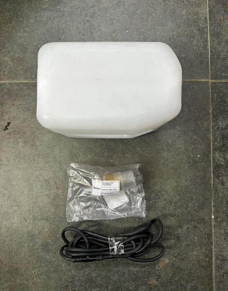 Технопласт Бачок омывателя 2.5 л. в сборе с насосом+трубки - Кузов и экстерьер для Грузовиков: фото 1 Технопласт Бачок омывателя 2.5 л. в сборе с насосом+трубки - Кузов и экстерьер для Грузовиков: фото 1